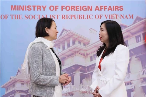 Deputy Foreign Minister Le Thi Thu Hang (R) and UK Parliamentary Under-Secretary of State at the Foreign, Commonwealth and Development Office covering the Indo Pacific Catherine West talk on the sidelines of the dialogue. (Photo: VNA)