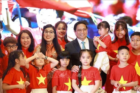 Prime Minister Pham Minh Chinh and his spouse meet representatives of the Vietnamese community in the United Arab Emirates (Photo: VNA)