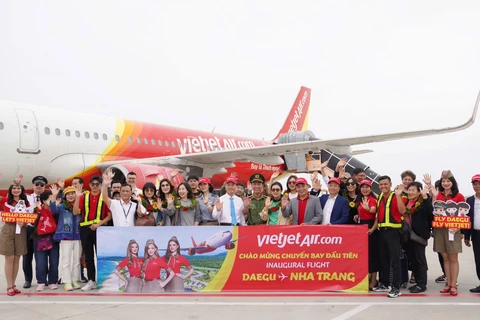 Representatives of the Department of Tourism of Khanh Hoa, Cam Ranh International Airport and Vietjet Air welcome visitors from Daegu to Cam Ranh. (Photo: baokhanhhoa.vn)