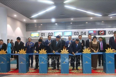 Representatives of ministries and agencies at the launch of the Vietnam-Phnom Penh route. (Photo: VNA)