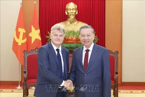 Party General Secretary To Lam (R) and PCF National Secretary Fabien Roussel (Photo: VNA)