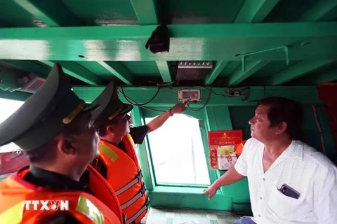 Border guards at Cat Lo border gate check the VMS device on the fishing boat of Nguyen Thanh Loi's family in ward 12, Vung Tau city, Ba Ria-Vung Tau province. (Photo: VNA)