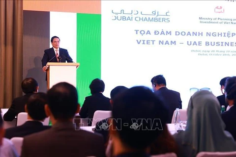 Prime Minister Pham Minh Chinh speaks at the Vietnam- United Arab Emirates (UAE) business roundtable in Dubai on October 28 (local time). (Photo: VNA)