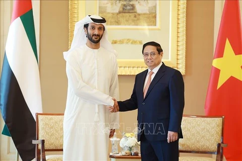 Prime Minister Pham Minh Chinh (R) hosts a reception for UAE Minister of Economy Abdulla Bin Touq Al Marri in Abu Dhabi on October 28. (Photo: VNA)