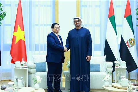 Prime Minister Pham Minh Chinh (L) shakes hands with President of the UAE Mohamed bin Zayed Al Nahyan. (Photo: VNA)