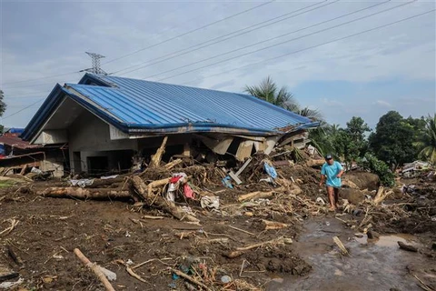 Storm Trami hits Batangas province in thư Philippines. (Photo: Xinhua/VNA)