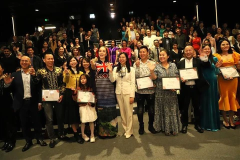 Vietnamese director and producer Mai Thu Huyen (7th from right) and participants at the UK premiere of “Doa hoa mong manh” (a fragile flower) in London. (Photo: VNA)