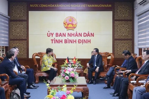 An overview of the working session between leaders of Binh Dinh and Helga Margarete Barth, German Ambassador to Vietnam. (Photo: binhdinh.gov.vn)