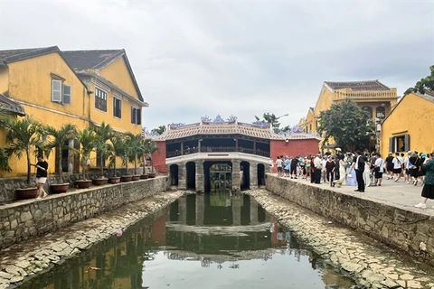 The iconic Japanese Bridge is sandwiched between Tran Phu and Nguyen Thi Minh Khai streets in Hoi An ancient town. (Photo: VNA)