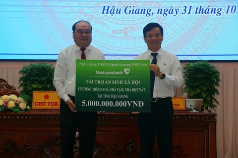 Vietcombank donates 5 billion VND to programme on replacing temporary and dilapidated houses in Hau Giang (Photo: VNA)