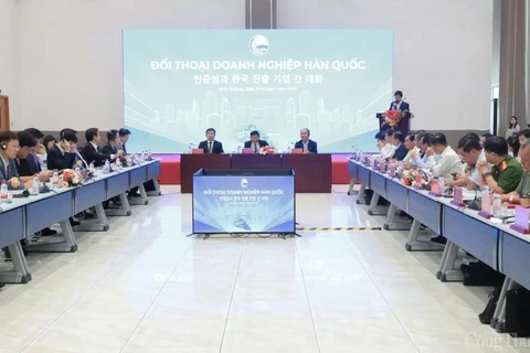 The People's Committee of the southern province of Binh Duong holds a dialogue with representatives of Korean businesses operating in the locality on November 1. (Photo: congthuong.vn)