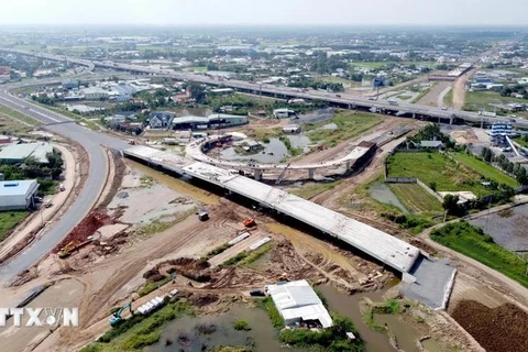 Construction for the 76-km Ring Road No. 3 project, running through Ho Chi Minh City and the provinces of Dong Nai, Binh Duong and Long An, is underway. (Photo: VNA)