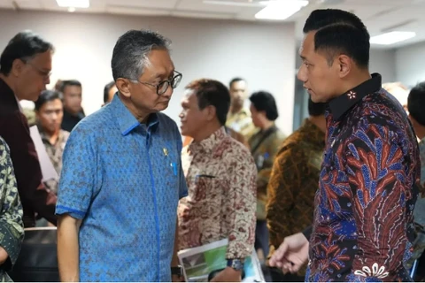 Indonesian Coordinating Minister for Infrastructure and Regional Development Agus Harimurti Yudhoyono (R) with Public Works Minister Dody Hanggodo. (Photo: ANTARA)