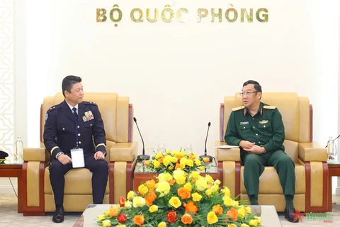 Deputy Defence Minister, Sen. Lieut. Gen. Pham Hoai Nam (R) receives Major General Aoi Kei from the Japan Ground Self-Defense Force (JGSDF) in Hanoi on November 4. (Photo: qdnd.vn)