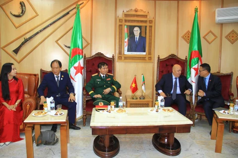 Algerian Minister of War Veterans and Rights Holders Laid Rebiga (second, right) receives the Vietnamese delegation before the conference (Photo: VNA)