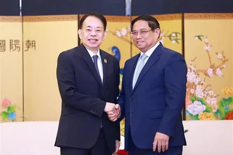 Prime Minister Pham Minh Chinh (R) receives ADB President Masatsugu Asakawa (Photo: VNA)