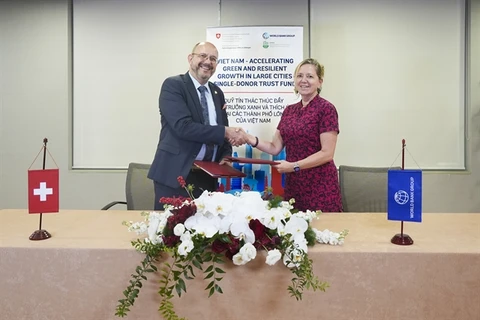 Swiss Ambassador to Vietnam Thomas Gass and World Bank Country Director for Vietnam, Cambodia and Lao, Mariam J. Sherman, at the signing ceremony of the Vietnam Accelerating Green and Resilient Growth in Large Cities Single-Donor Trust Fund. (Photo courtesy of the World Bank)