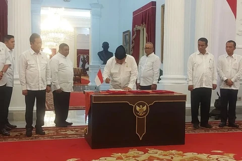 Indonesian President Prabowo Subianto signs the regulation (Photo: Antara)