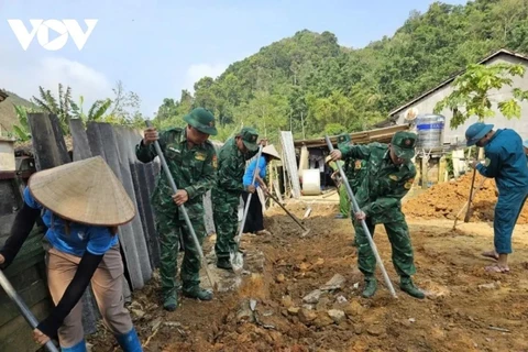 Officers and soldiers of Po Ma Border Post and local authorities support a disadvantaged family in building a new house. (Photo: vov.vn)