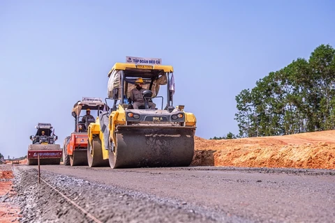 Contractors construct a section of a North-South Expressway project in the 2021-2025 period. (Photo: VietnamPlus)