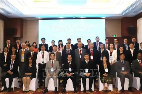 Participants at the international forum on socialism pose for a group photo (Photo: VNA)