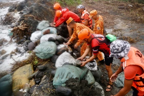 Repair following flood in the Philippines (Photo: EPA)