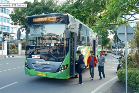 Developing public transport services is a national key programme of Indonesia to reduce traffic congestion and save national and people's resources. (Photo: itdp-indonesia.org)