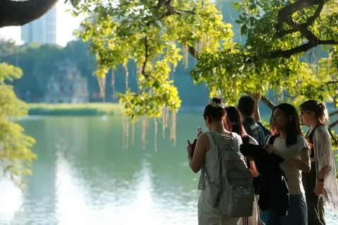 Visitors in Hanoi (Photo: VNA)