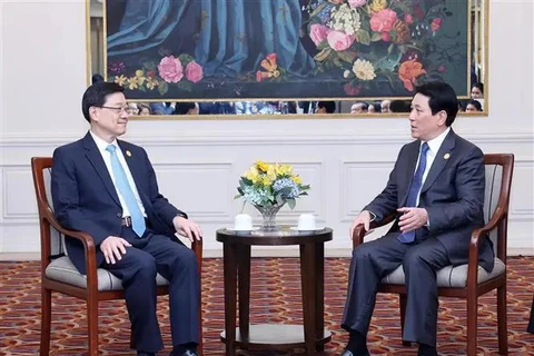 State President Luong Cuong (R) meets with Chief Executive of the Hong Kong Special Administrative Region (China) John Lee Ka-chiu in Lima on November 15 (local time) (Photo: VNA)