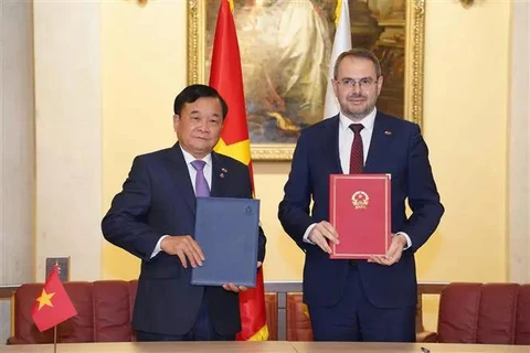 Sen. Lt. General Hoang Xuan Chien (L), member of the Party Central Committee and Deputy Minister of National Defence of Vietnam, and Konstantin Mogilevsky, Russia’s Deputy Minister of Science and Higher Education exchange the minute of the meeting (Photo: VNA)