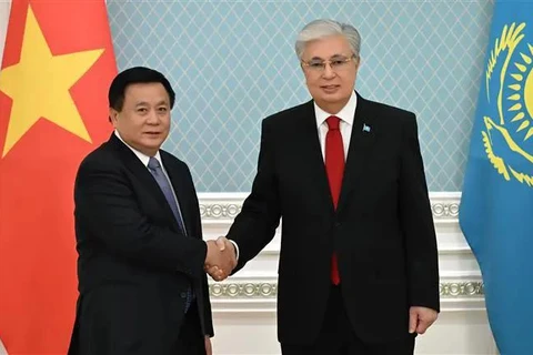 Nguyen Xuan Thang (L), Politburo member, President of the Ho Chi Minh National Academy of Politics, and Chairman of the Central Theory Council, welcomed by Kazakh President Kassym-Jomart Tokayev (Photo: VNA)