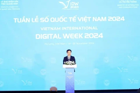 Minister of Information and Communications Nguyen Manh Hung speaks at the event. (Photo: VNA)