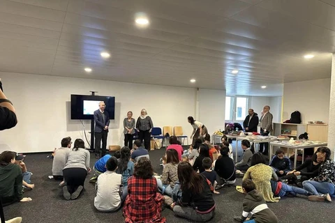 Parents and students of Binh Minh school hold a ceremony to honour teachers on Vietnamese Teachers' Day (November 20) (Source: Vietnamese Embassy in Switzerland)