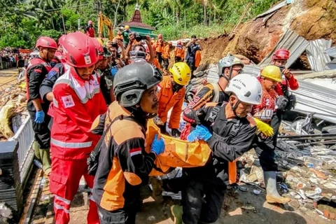 Rescuers evacuate landslide victims in Bruno village, Purworejo regency, Central Java province. (Photo: Xinhua/VNA)