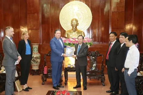 US Ambassador to Vietnam Marc Knapper (L) presents a gift to Secretary of the Can Tho municipal Party Committee Nguyen Van Hieu (Photo: VNA)