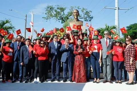 Prime Minister Pham Minh Chinh, his spouse and other delegates at the Statue of President Ho Chi Minh in Santo Domingo. (Photo: VNA)