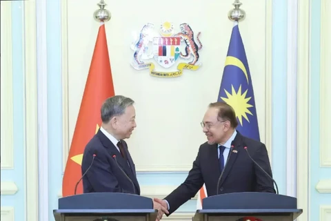 Vietnamese Party General Secretary To Lam (L) and Malaysian Prime Minister Anwar Ibrahim meet the press (Photo: VNA)