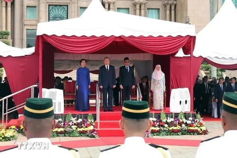 Prime Minister Anwar Ibrahim (second from right) and his spouse chair official welcome ceremony for Party General Secretary To Lam and his spouse (Photo: VNA)