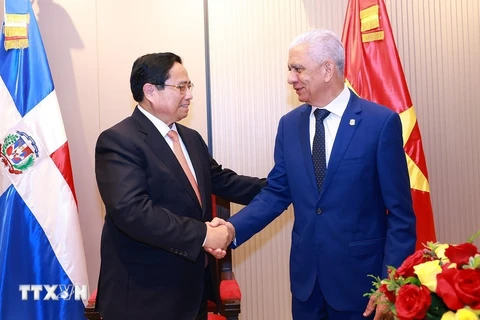 PM Pham Minh Chinh (L) and President of the Dominican Republic’s Senate Ricardo de los Santos Polanco. (Photo: VNA)