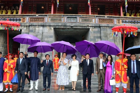 UNESCO Director-General Audrey Azoulay (seventh from right) visits Hue royal palace in September 2022. (Photo: VNA)