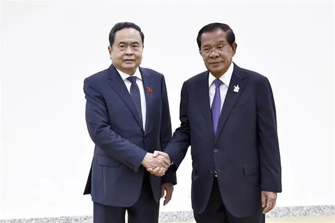 NA Chairman Tran Thanh Man (R) and CPP President and President of the Cambodian Senate Samdech Techo Hun Sen (Photo: VNA)