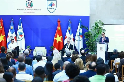 Prime Minister Pham Minh Chinh delivers a policy speech at the Institute of Higher Education in Diplomatic and Consular Training (Photo: VNA)