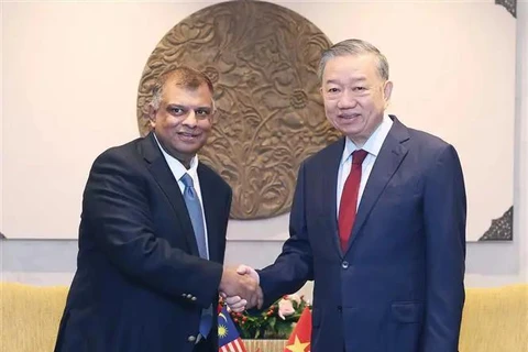 General Secretary of the Communist Party of Vietnam Central Committee To Lam (R) receives Tony Fernandes, CEO of Capital A. (Photo: VNA)