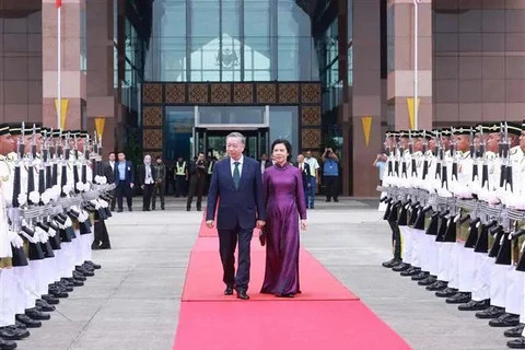 A farewell ceremony for Party General Secretary To Lam and his spouse is held at the Kuala Lumpur International Airport, Malaysia. (Photo: VNA)