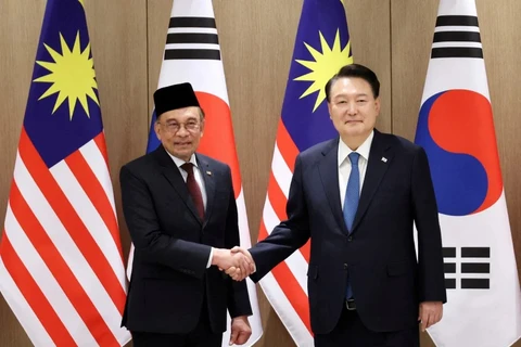 RoK President Yoon Suk Yeol (R) and Malaysian Prime Minister Anwar Ibrahim (Photo: VNA)