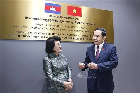 NA Chairman Tran Thanh Man (R) and President of the Cambodian National Assembly Samdech Khuon Sudary. (Photo: VNA)