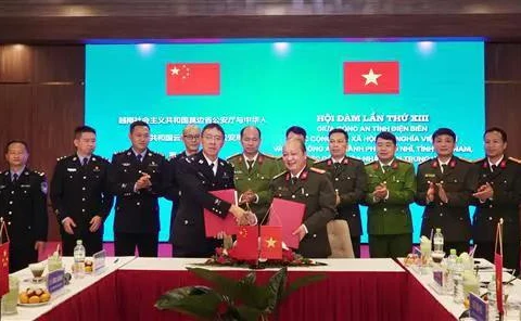 Dien Bien provincial Department of Public Security and Public Security Bureau of Pu’er city sign Memorandum of Understanding outlining bilateral cooperation on ensuring security and order in the border areas (Photo: VNA)