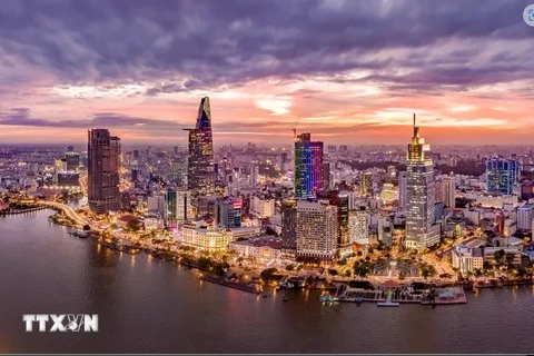 According to Knight Frank, the average selling price for high-end apartments in Ho Chi Minh City and Hanoi ranges from 5,400 USD to 15,000 USD per sq.m, aligning with global markets but offering significant growth potential. (Photo: VNA)