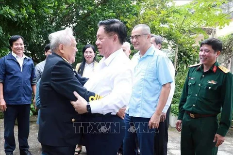 Nguyen Trong Nghia, member of the Politburo, Secretary of the Party Central Committee, and head of the committee’s Commission for Information and Education and Hero of the People's Armed Forces, Lieutenant Colonel Ho Dac Thanh, former captain of Ship 41 (Photo: VNA)