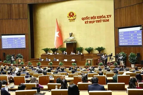 NA delegates vote to pass a resolution on investment policy for the North-South high-speed railway project (Photo: VNA)